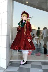  blonde_hair bonnet cosplay dress frills gown photo rozen_maiden ruffles shinku uni uni_(cosplayer) velvet 