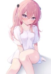  breasts female hair_between_eyes highres inui_sajuna long_hair looking_at_viewer medium_breasts mikaze_oto pink_hair purple_hair shirt short_sleeves simple_background sitting solo sono_bisque_doll_wa_koi_wo_suru t-shirt thighs white_background white_shirt 