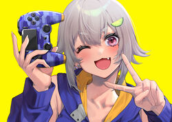  ;d blush controller earrings female food-themed_hair_ornament game_controller grey_hair hair_ornament hayama_marin hayama_marin_(1st_costume) highres holding holding_controller holding_game_controller hood hoodie jewelry lime_hair_ornament looking_at_viewer mikan_(chipstar182) nijisanji oerba_yun_fang one_eye_closed purple_hoodie red_eyes short_hair simple_background smile solo thick_eyebrows upper_body v virtual_youtuber yellow_background 