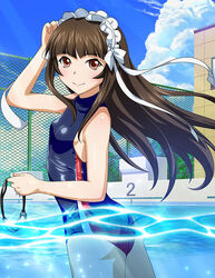  arm_up bare_arms black_one-piece_swimsuit blue_sky blunt_bangs bow breasts brown_eyes brown_hair closed_mouth competition_swimsuit day female floating_hair hair_ribbon hairbow ikkitousen long_hair looking_at_viewer one-piece_swimsuit outdoors partially_submerged partially_underwater_shot pool ribbon shiny_skin sideboob sky small_breasts smile solo sunlight swimsuit ten&#039;i_(ikkitousen) very_long_hair white_bow white_ribbon 