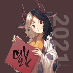  2021 animal_print black_hair brown_background chinese_new_year chinese_zodiac commentary_request cow_horns cow_print dated fai_chun female furahata_gen grey_hair haori head_tilt holding holding_sign horns japanese_clothes looking_at_viewer multicolored_hair outline red_eyes red_horns shirt short_hair sign signature smile solo split-color_hair standing touhou translation_request two-tone_hair upper_body ushizaki_urumi white_outline year_of_the_ox yellow_shirt 