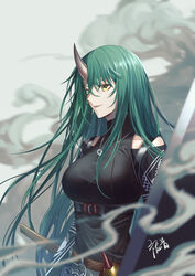  absurdres arknights belt black_shirt breasts brown_belt female gogatsu_fukuin green_hair grey_background highres horns hoshiguma_(arknights) hoshiguma_(ronin_huntress)_(arknights) large_breasts long_hair looking_at_viewer official_alternate_costume shirt single_horn smile solo upper_body yellow_eyes 