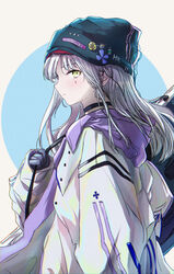  bag beret black_choker black_gloves black_hat choker circle clukay_(neural_cloud) e20_(79324944) female from_side girls&#039;_frontline girls&#039;_frontline_neural_cloud gloves green_eyes grey_hair hat highres hk416_(girls&#039;_frontline) jacket long_hair looking_at_viewer sideways_glance simple_background solo teardrop_tattoo upper_body white_jacket 