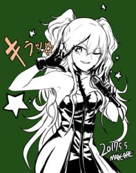  2017 \m/ arm_up artist_name bare_shoulders blush clip_studio_paint_(medium) collarbone commentary dated dress female girls&#039;_frontline gloves green_background hair_between_eyes holding holding_microphone korean_commentary long_hair looking_at_viewer m950a_(concert_diva!)_(girls&#039;_frontline) m950a_(girls&#039;_frontline) madcore microphone monochrome official_alternate_costume simple_background smile solo star_(symbol) twintails 