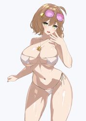  absurdres ahoge anis_(nikke) anis_(sparkling_summer)_(nikke) ass_visible_through_thighs bare_arms bare_shoulders bikini breasts brown_hair cleavage collarbone contrapposto cowboy_shot eyepatch_bikini eyewear_on_head female goddess_of_victory:_nikke green_eyes hair_ornament hairclip hand_up highres jewelry large_breasts looking_at_viewer nakamura_nagare navel necklace official_alternate_costume open_mouth short_hair side-tie_bikini_bottom simple_background skindentation smile solo standing stomach sunglasses swimsuit thighs white_background white_bikini 