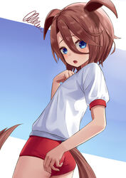  animal_ears ass blue_background blue_eyes brown_hair buruma commentary_request doonatsu. female gym_shirt gym_uniform hair_between_eyes hand_up horse_ears horse_girl horse_tail narita_taishin_(umamusume) parted_bangs puffy_short_sleeves puffy_sleeves red_buruma shirt short_sleeves solo squiggle tail tracen_training_uniform two-tone_background umamusume white_background white_shirt 