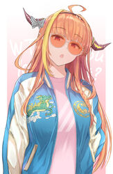  ahoge alternate_costume black_hairband blonde_hair blue_jacket bow braid breasts commentary diagonal-striped_bow diagonal_stripes dragon_girl dragon_horns emblem female gradient_background hairband hand_in_pocket head_tilt highres hololive horn_bow horn_ornament horns jacket kiryu_coco large_breasts letterman_jacket long_hair long_sleeves looking_at_viewer multicolored_clothes multicolored_hair multicolored_jacket open_clothes open_jacket open_mouth orange-tinted_eyewear orange_hair oumi_(rsag) pink_background pink_shirt pointy_ears print_jacket print_shirt red_eyes romaji_commentary shirt side_braid sidelocks single_braid slit_pupils solo streaked_hair striped striped_bow sukajan sunglasses t-shirt text_background tinted_eyewear two-tone_jacket upper_body virtual_youtuber white_background white_jacket 