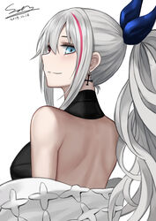  alternate_costume back bad_id bad_pixiv_id bare_shoulders black_dress blue_eyes breasts commentary cross cross_earrings dated dress earrings female from_behind girls&#039;_frontline grey_hair halter_dress halterneck heterochromia jewelry long_hair looking_at_viewer looking_back mdr_(cocktail_observer)_(girls&#039;_frontline) mdr_(girls&#039;_frontline) multicolored_hair off_shoulder official_alternate_costume one_side_up photoshop_(medium) pink_eyes pink_hair selcky sidelocks signature simple_background smile solo streaked_hair white_background 