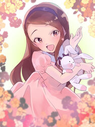  black_hairband blush brown_eyes brown_hair commentary_request dress female flower forehead hairband hand_up highres holding holding_stuffed_toy idolmaster idolmaster_(classic) kuzuya_ramurin long_hair looking_at_viewer minase_iori open_mouth pink_dress puffy_short_sleeves puffy_sleeves short_sleeves smile solo stuffed_animal stuffed_rabbit stuffed_toy upper_body usa-chan_(idolmaster) 