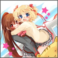  2girls blonde_hair blue_eyes bow brown_hair commentary_request doruji feline hug kamikita_komari little_busters! long_hair lowres multiple_girls natsu_(norari_kurari) natsume_rin pink_bow ponytail red_eyes school_uniform short_hair 