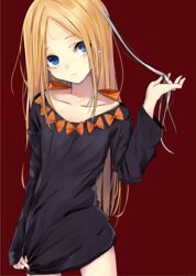  abigail_williams_(fate) bad_id bad_pixiv_id black_shirt blonde_hair blue_eyes blush bow breasts closed_mouth collarbone commentary contemporary fate/grand_order fate_(series) female forehead holding holding_own_hair long_hair long_sleeves looking_at_viewer multicolored_hair multiple_bows niboss orange_bow orange_nails parted_bangs red_background shirt small_breasts solo streaked_hair thighs white_hair 