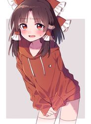  alternate_costume arm_behind_back blunt_bangs blush bow clothes_tug collarbone commentary_request covering_crotch covering_privates drawstring embarrassed female flustered frilled_bow frills furrowed_brow grey_background hair_tubes hairbow hakurei_reimu hood hood_down hoodie hoodie_tug long_sleeves medium_hair nervous open_mouth pocket red_bow red_eyes red_hoodie sidelocks simple_background solo square sweatdrop thighhighs touhou touya_(konpekitou) two-tone_background white_background white_thighhighs yin_yang 