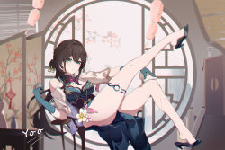  absurdres aqua_gloves artist_name bare_shoulders black_collar black_footwear breasts brown_hair chinese_commentary closed_mouth collar commentary_request detached_collar dress ear_piercing elbow_gloves female flower folding_screen full_body gloves green_eyes hair_between_eyes high_heels highres honkai:_star_rail honkai_(series) indoors jewelry leg_up light_blush long_hair looking_at_viewer medium_breasts necklace pearl_necklace piercing pink_flower pouring pouring_onto_self ruan_mei_(honkai:_star_rail) screen shoe_dangle sitting sleeveless sleeveless_dress solo thigh_strap thighs very_long_hair wet yoo_(zyxh8527) 