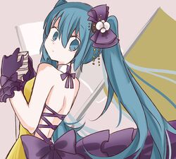  backless_dress backless_outfit beads blue_eyes blue_hair bow commentary dress dress_bow female flag from_behind gloves green_dress hair_beads hair_ornament hairbow halter_dress halterneck hatsune_miku head_tilt highres holding holding_microphone kochira_koufuku_anshin_iinkai_desu_(vocaloid) long_hair looking_back microphone microphone_stand pearl_hair_ornament purple_bow purple_gloves shimashiro_itsuki siren_(module) sleeveless sleeveless_dress solo twintails upper_body very_long_hair vocaloid 