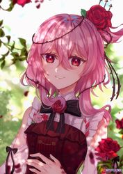  artist_name black_bow blurry blurry_background bow breasts commentary elbow_cutout english_commentary female flower hair_between_eyes hair_flower hair_ornament highres lilinee lolita_fashion nijisanji nijisanji_en parted_lips pink_hair plant red_eyes red_flower red_rose rose rosemi_lovelock rosemi_lovelock_(1st_costume) short_sidetail small_breasts smile solo thorns upper_body vines virtual_youtuber 