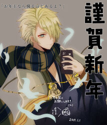  1boy akitama2727 aladdin_(sinoalice) antenna_hair beige_background blonde_hair closed_mouth green_eyes hair_between_eyes hair_over_one_eye highres holding holding_notepad long_sleeves looking_at_viewer male_focus notepad scarf short_hair simple_background sinoalice smile solo 