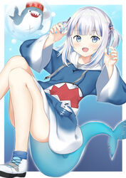  :d animal_hood blue_eyes blue_hair blue_hoodie blue_nails blunt_bangs blush border claw_pose commentary female fins fish_tail fuji_noyume gawr_gura gawr_gura_(1st_costume) grey_hair hair_ornament hands_up highres hololive hololive_english hood hoodie long_hair long_sleeves looking_at_viewer multicolored_hair nail_polish open_mouth shark_girl shark_hood shark_tail sharp_teeth smile solo streaked_hair tail teeth two_side_up virtual_youtuber white_border 