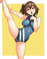  blue_eyes blue_one-piece_swimsuit border breasts brown_hair covered_navel female hair_bobbles hair_ornament hand_up highres index_finger_raised looking_at_viewer one-piece_swimsuit one_side_up open_mouth original simple_background solo spread_legs standing standing_on_one_leg swimsuit vins-mousseux white_border yellow_background 