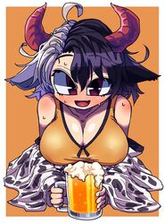  ahoge alcohol animal_ears animal_print awa_(bihidasu) bare_shoulders beer beer_mug black_hair breasts cleavage commentary cow_ears cow_print cup female highres holding horns large_breasts long_sleeves looking_at_viewer mug multicolored_hair oerba_yun_fang open_mouth red_eyes red_horns shirt short_hair simple_background skin_fang smile solo split-color_hair sweat touhou two-tone_hair ushizaki_urumi white_hair yellow_background yellow_shirt 