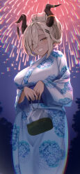  absurdres aerial_fireworks alternate_costume alternate_hairstyle azur_lane bag breasts brown_hair brown_horns commentary dark-skinned_female dark_skin female fireworks highres holding holding_bag horns japanese_clothes kimono large_breasts long_hair long_sleeves looking_at_viewer mole mole_under_mouth night owari_(azur_lane) smile solo spekkio36 symbol-only_commentary white_kimono wide_sleeves yellow_eyes yukata 