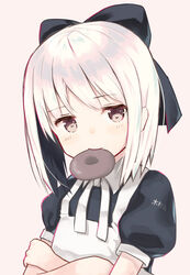  apron black_bow black_dress blush bow brown_background brown_eyes clothes_writing collared_dress commentary_request crossed_arms doughnut dress female food food_in_mouth hairbow highres kimuraya_anko mimikaki_(men_bow) mouth_hold neck_ribbon puffy_short_sleeves puffy_sleeves ribbon short_sleeves simple_background solo translated ukagaka white_apron white_hair white_ribbon 