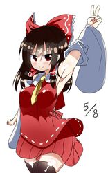  armpits ascot bad_id bad_twitter_id black_thighhighs blush bow brown_hair detached_sleeves female hakurei_reimu highres jpeg_artifacts miniskirt red_bow red_eyes red_skirt skirt skirt_set solo takimoto_yukari thighhighs touhou v zettai_ryouiki 