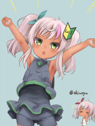  2girls akino_shuu armpits arms_up bare_arms bare_shoulders blue_background blush chibi chibi_inset comandante_cappellini_(kancolle) commentary_request dual_persona emphasis_lines green_eyes grey_hair grey_wetsuit hair_ornament kantai_collection looking_at_viewer multicolored_hair multiple_girls open_mouth outline pink_hair shoshinsha_mark simple_background standing streaked_hair tan twintails twitter_username white_outline 