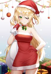  absurdres bad_id bad_pixiv_id bare_shoulders blonde_hair breasts christmas christmas_ornaments female fischl_(genshin_impact) genshin_impact gloves green_eyes hair_over_one_eye hat highres jewelry long_hair medium_breasts meoyo necklace santa_costume santa_hat solo star_(symbol) two_side_up 