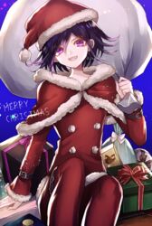  1boy arm_support artist_name blue_background box capelet christmas commentary_request danganronpa_(series) danganronpa_v3:_killing_harmony feet_out_of_frame fur-trimmed_headwear fur-trimmed_jacket fur-trimmed_sleeves fur_trim gift gift_box grin hair_between_eyes hat holding holding_sack jacket long_sleeves looking_at_viewer male_focus merry_christmas oerba_yun_fang oma_kokichi pants purple_eyes purple_hair red_capelet red_hat red_jacket red_pants ribbon sack santa_costume santa_hat short_hair simple_background sitting smile solo z-epto_(chat-noir86) 