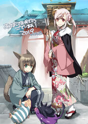  2019 2girls animal_ears architecture au_ra brown_hair cat_ears cat_tail commentary_request dragon_girl dragon_horns dragon_tail east_asian_architecture final_fantasy final_fantasy_xiv flower green_eyes hair_flower hair_ornament highres hisato_ar horns japanese_clothes kimono looking_at_viewer miqo&#039;te monster_hunter_(series) multiple_girls new_year obi oerba_yun_fang open_mouth partial_commentary photoshop_(medium) pink_hair poogie red_eyes sandals sash scales short_hair smile squatting standing tail warrior_of_light_(ff14) white_horns white_scales white_tail 