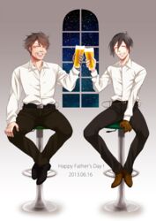  2boys bad_id bad_pixiv_id bar_stool beer_mug black_hair brown_hair cup drunk father&#039;s_day father_and_son ginoza_nobuchika highres holding holding_cup male_focus masaoka_tomomi mug multiple_boys psycho-pass spoilers stool toasting_(gesture) uwabaki_(shoe_rack) 