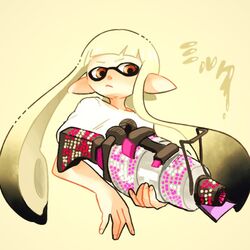  .52_gal_(splatoon) blonde_hair commentary_request female gun inkling inkling_girl inkling_player_character long_hair ni_hoshi orange_eyes pointy_ears shirt short_sleeves simple_background solo splatoon_(series) splatoon_1 t-shirt tentacle_hair upper_body weapon white_shirt yellow_background 